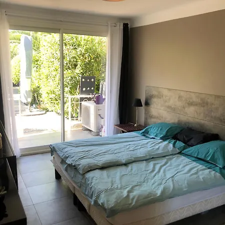 Stylish Apartment,only 60m To Sandy Beach, Privat 80m2 Garden, Location アパート