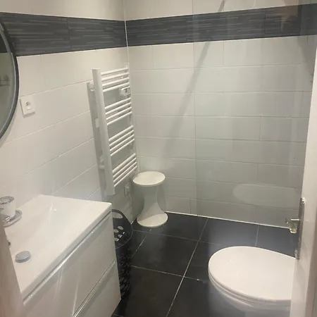 Stylish Apartment,only 60m To Sandy Beach, Privat 80m2 Garden, Location カンヌ