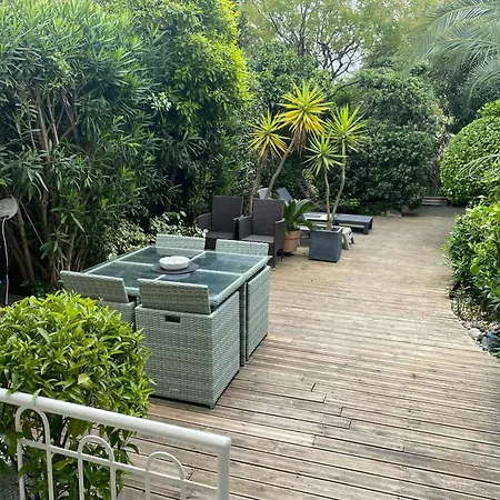 アパート Stylish Apartment,only 60m To Sandy Beach, Privat 80m2 Garden, Location カンヌ