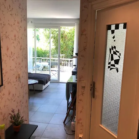 Only 60m To The Beach, 2 Bedroom Cozy Apartment, 80m2 Big Garden, Very アパート *