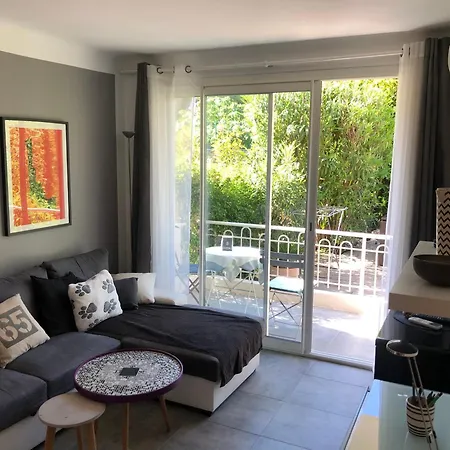 アパート Only 60m To The Beach, 2 Bedroom Cozy Apartment, 80m2 Big Garden, Very *