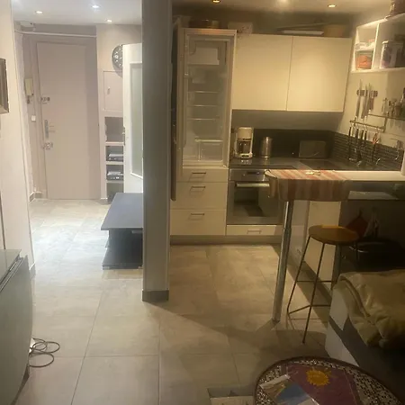 Only 60m To The Beach, 2 Bedroom Cozy Apartment, 80m2 Big Garden, Very アパート *