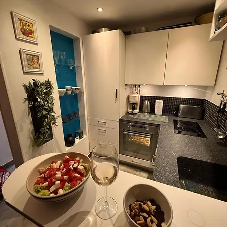 Stylish Apartment,only 60m To Sandy Beach, Privat 80m2 Garden, Location 公寓 戛纳